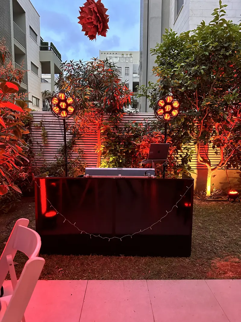 עמדת DJ מוארת בגינה