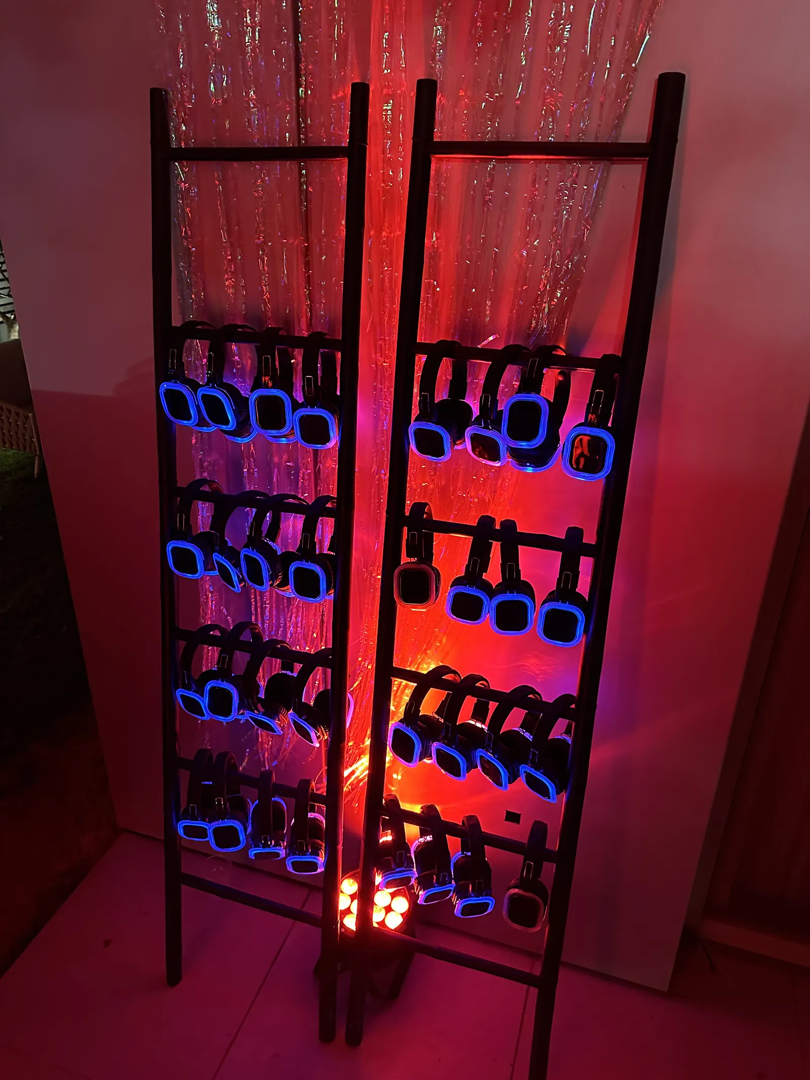מתלה אוזניות LED כחולות בתאורה אדומה